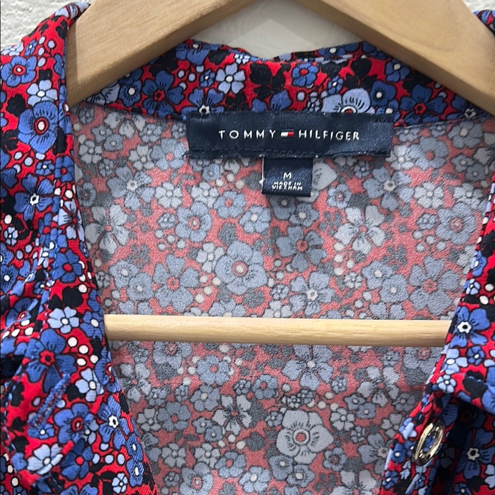 TOMMY HILFIGER short romper with adjustable waist and button details. - Picture 9 of 15
